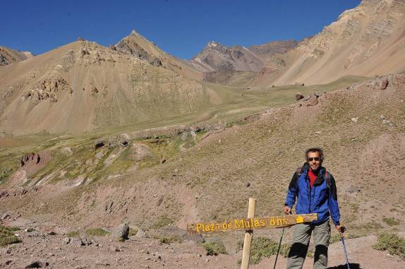 Ponto onde a trilha se bifurca, um lado seguindo para Plaza de Mulas, na rota normal, e o outro seguindo para Plaza Francia, a nossa opção, onde está a parede sul do Aconcágua. (região de Mendoza, no oeste da Argentina)